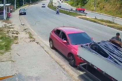 Momento em que caminhão bate no primeiro carro ao descer ladeira desgovernado (Imagem: Câmera de monitoramento/Reprodução)