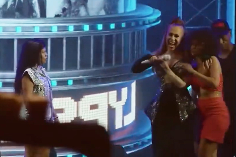 Cantora Joelma arranca microfone da mão de fã ao ser critica em show (Imagem: X/Reprodução)