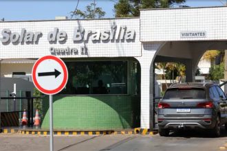 Fachada do condomínio onde o ex-presidente Jair Bolsonaro mora e está em prisão domiciliar (Foto: Fabio Rodrigues-Pozzebom/ABr)