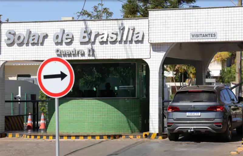 Fachada do condomínio onde o ex-presidente Jair Bolsonaro mora e está em prisão domiciliar (Foto: Fabio Rodrigues-Pozzebom/ABr)