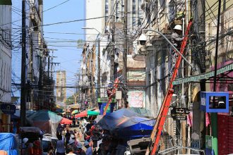 Técnicos retiraram fios sem uso, mas serviço ainda não acabou devido à quantidade de cabos (Foto: Clóvis Miranda/Semcom)