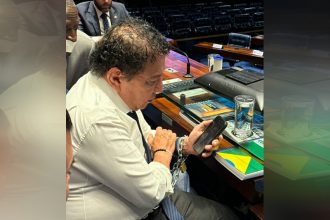 Senador Magno Malta acorrentado à Mesa Diretora do Senado: pressão para favorecer Bolsonaro (Imagem: Instagram/Reprodução)