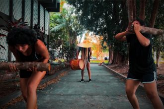Artistas na performance ‘Mangará’: alerta sobre efeitos da exploração do meio ambiente (Foto: Adriano Teixeira/Divulgação)