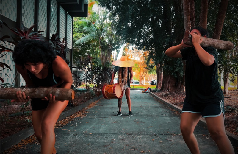 Artistas na performance ‘Mangará’: alerta sobre efeitos da exploração do meio ambiente (Foto: Adriano Teixeira/Divulgação)