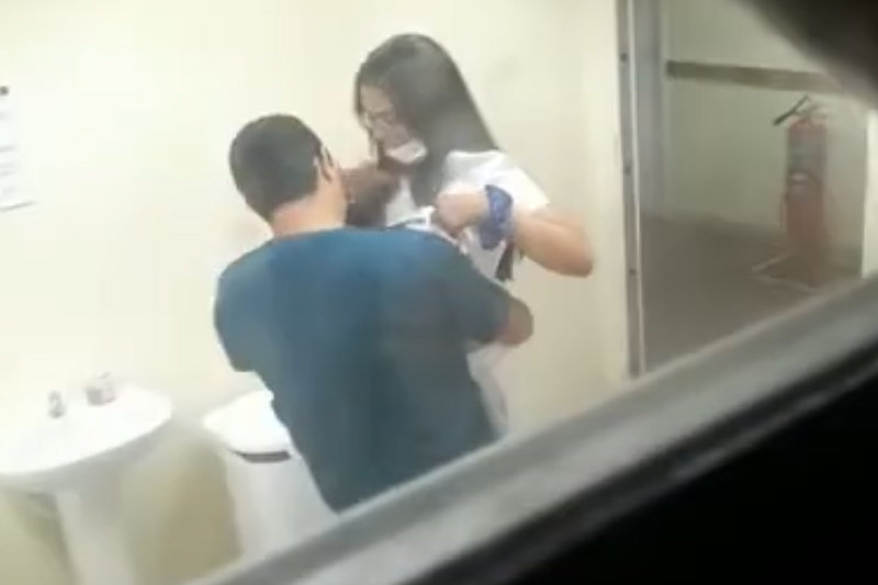 Momento íntimo entre médico e estagiária em sala de UPA em Manaus (Imagem: WhatsApp/Reprodução)