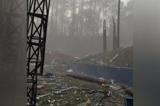 Explosão destruiu completamente a fábrica. Há mortos e feridos (Foto: Corpo de Bombeiros/PR/Divulgação)