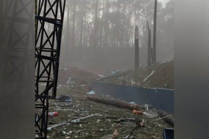 Explosão destruiu completamente a fábrica. Há mortos e feridos (Foto: Corpo de Bombeiros/PR/Divulgação)