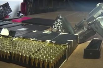 Munição e armas apreendidas com suspeitos de ouro e assassinato (Foto: PC-AM/WhatsApp/Reprodução)