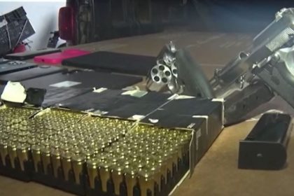 Munição e armas apreendidas com suspeitos de ouro e assassinato (Foto: PC-AM/WhatsApp/Reprodução)