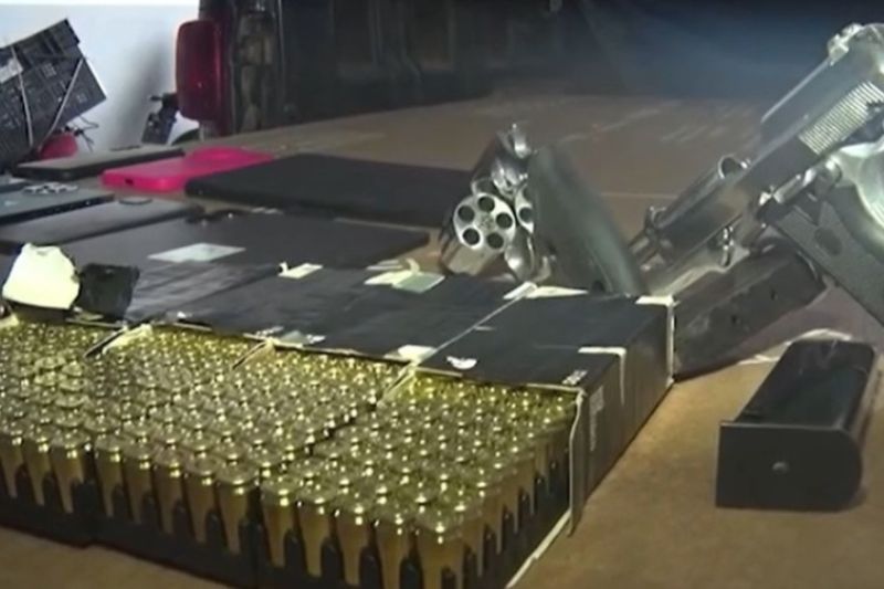Munição e armas apreendidas com suspeitos de ouro e assassinato (Foto: PC-AM/WhatsApp/Reprodução)