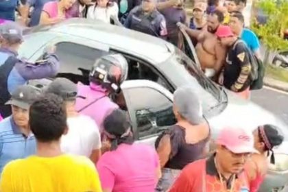 O carro em que eles estavam foi crivado de balas (Foto: WhatsApp/Reprodução)