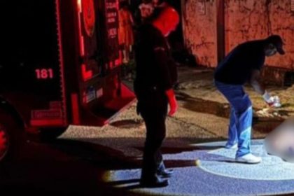 Suspeito não identificado foi espancado até a morte (Foto: WhatsApp/Reprodução)