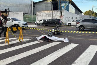 O motociclista Marcelo Alencar de Castro, 33 anos, não resistiu aos ferimentos e morreu no local (Foto: WhatsApp/Reprodução)