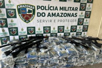 Operação policial na zona sul de Manaus resultou na apreensão de 523 quilos de maconha do tipo skunk e fuzis. (Foto: Divulgação/PM-AM)