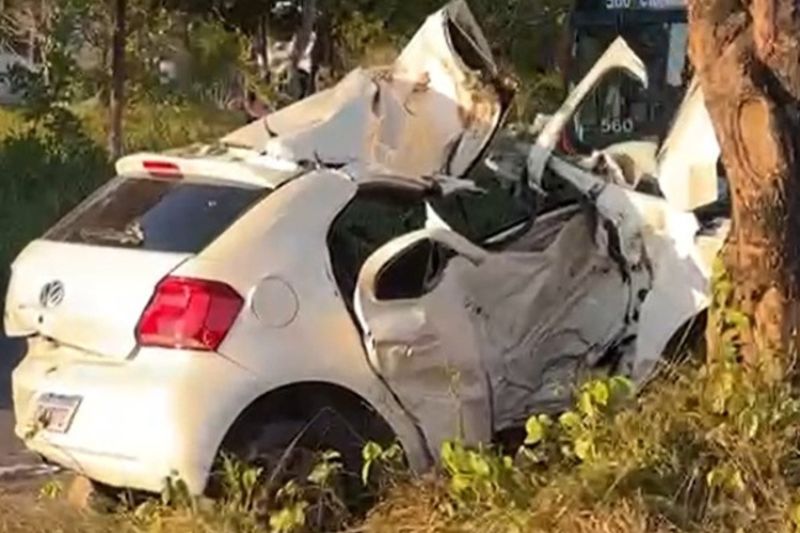 O veículo ficou completamente destruído e a vítima morreu no hospital (Foto: WhatsApp/Reprodução)