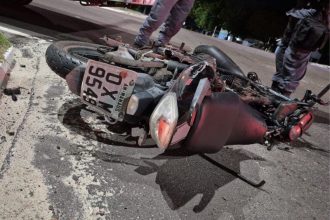 O motociclista teria avançado o sinal vermelho, ocasionando o acidente (Foto: WhatsApp/Reprodução)