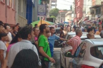 O caso aconteceu na Rua Barroso, em movimentada área comercial do centro da cidade. (Foto: WhatsApp/Reprodução)