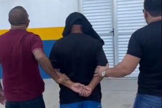 Momento em que o comerciante chega à delegacia. Ele estava foragido (Foto: WhatsApp/PC-AM/Reprodução)