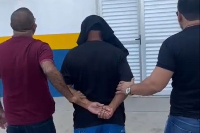Momento em que o comerciante chega à delegacia. Ele estava foragido (Foto: WhatsApp/PC-AM/Reprodução)
