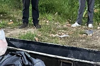 O cadáver, com marcas de tiros e golpes de arma branca, estava em uma cova rasa (Foto: WhatsApp/Reprodução)