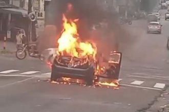 O incêndio no veículo aconteceu na Avenida Duque de Caxias, bairro Praça 14 (Foto: WhatsApp/Reprodução)