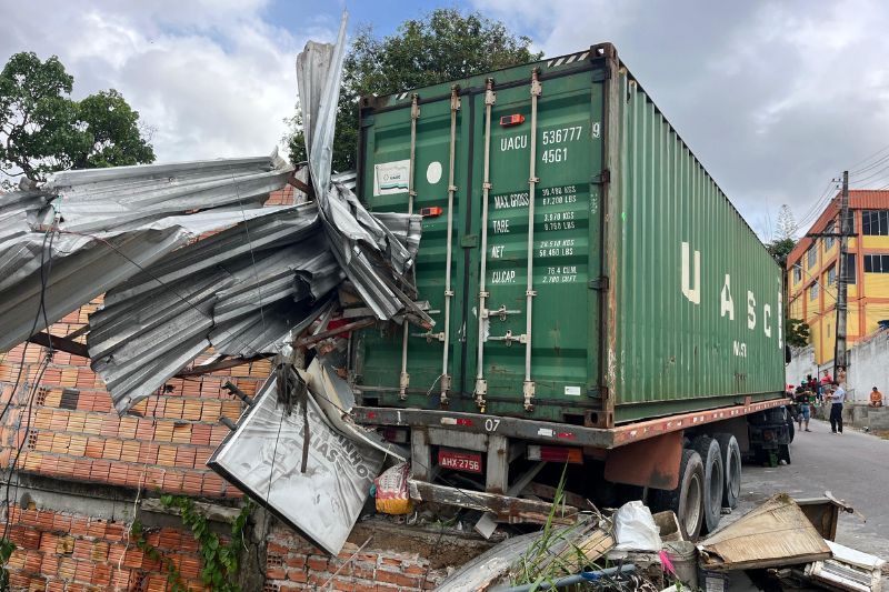 Carreta destruiu parte de casa ao descer ladeira desgovernada (Foto: WhatsApp/Reprodução)