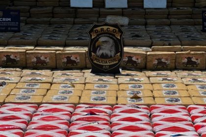 A droga estava acondicionada em 19 sacos de fibra dentro de um caminhão baú. (Foto: Divulgação/PC-AM)