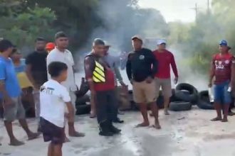 Manifestação teve pneus incendiados e interrompeu o tráfego de veículos (Foto: WhatsApp/Reprodução)
