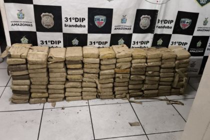 Tabletes de maconha apreendidos em barco: droga será incinerada (Foto: Divulgação/PM-AM)