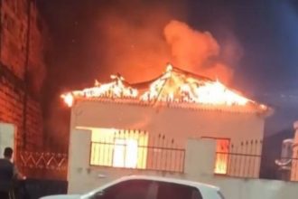 O Corpo de Bombeiros foi acionado e conseguiu apagar o incêndio (Foto: WhatsApp/Reprodução)