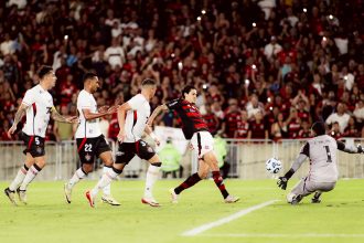 Pedro marcou três gols na goleada do Flamengo sobre o Vitória (Foto: Adriano Fontes/Flamengo)