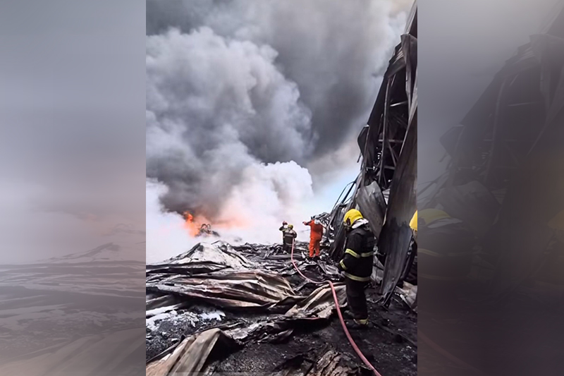 Bombeiros ainda combatem as chamas na tarde desta quarta-feira (Imagem: Corpo de Bombeiros/Instagram)