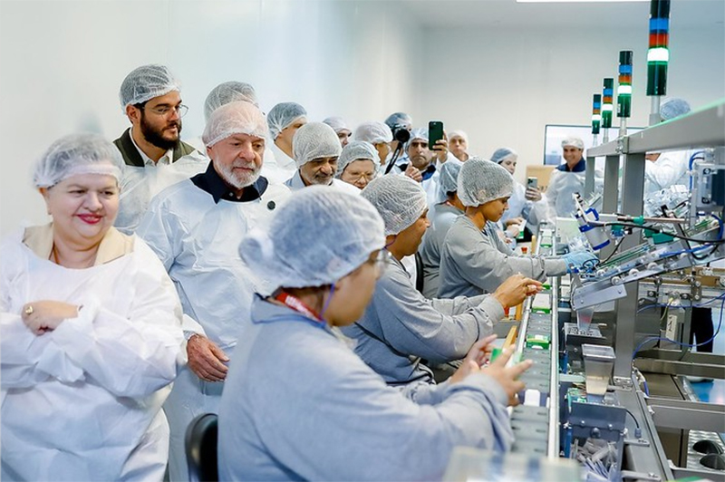 Presidente Lula conheceu laboratório da Hemobrás que vai produzir medicamentos (Foto: Ricardo Stuckert/PR)