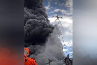 Fogo ainda não foi controlado e incêndio expele fumaça tóxica em Manaus (Imagem: Facebook/Reprodução)