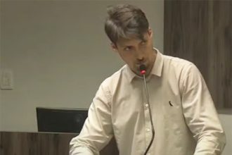 Jair Renan Bolsonaro trocou xingamentos com colega de plenário na Câmara de Balneário Camboriú (Imagem: TV CBC/YouTube)