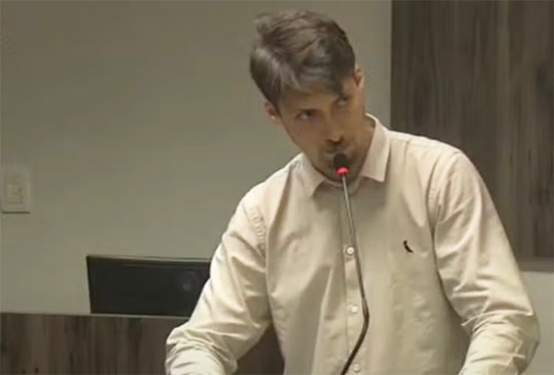 Jair Renan Bolsonaro trocou xingamentos com colega de plenário na Câmara de Balneário Camboriú (Imagem: TV CBC/YouTube)