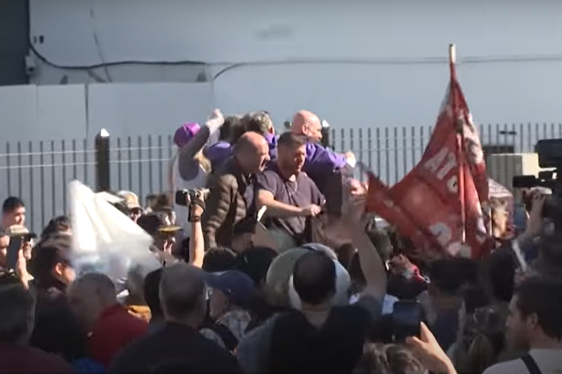 Seguranças protegeram Javier Milei de pedras atiradas contra ele (Imagem: SBT News/YouTube/Reprodução)
