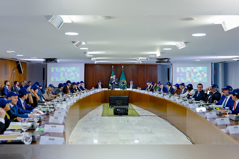Lula com ministros usando boné em defesa da soberania do Brasil (Foto: Ricardo Stuckert/PR)