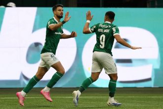 Flaco Lopez comemora gol com Vitor Roque (Foto: Cesar Greco/Palmeiras/by Canon)