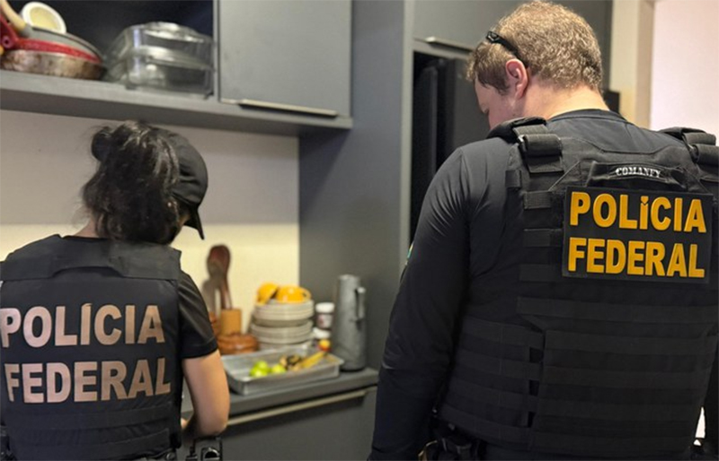 Agentes federais recolhem documentos em casa de suspeito de fraude (Foto: PF/Divulgação)