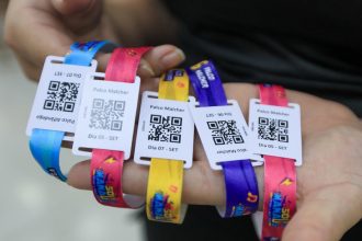 Pulseiras falsas do #SouManaus são comercializadas na internet (Foto: Antônio Pereira/Semcom)