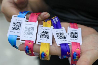 Pulseiras falsas do #SouManaus são comercializadas na internet (Foto: Antônio Pereira/Semcom)