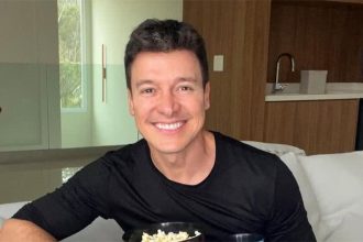 Rodrigo Faro revelou que havia prometido não dançar mais na TV, mas quebrará a promessa (Foto: Instagram/@rodrigofaro/Reprodução)