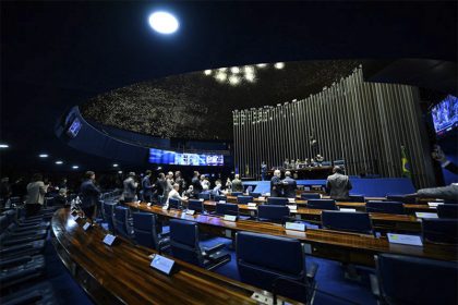Plenário do Senado nesta quinta: aprovação da isenção do IR para dois salários mínimos (Foto: Andressa Anholete/Agência Senado)