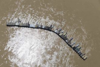 No dia 19 de julho o Greenpeace Brasil flagrou cerca de 500 balsas de garimpo ilegal entre Calama, em Rondonia, e Novo Apuranã, no AM (Foto: Marizilda Cruppe / Greenpeace)