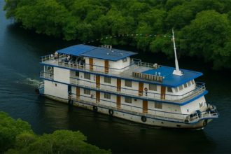 Barco Iaraçu navega pelo Rio Amazonas com cientistas do Brasil e da França (Foto: Capes/Divulgação)