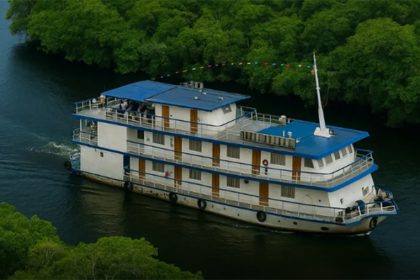 Barco Iaraçu navega pelo Rio Amazonas com cientistas do Brasil e da França (Foto: Capes/Divulgação)