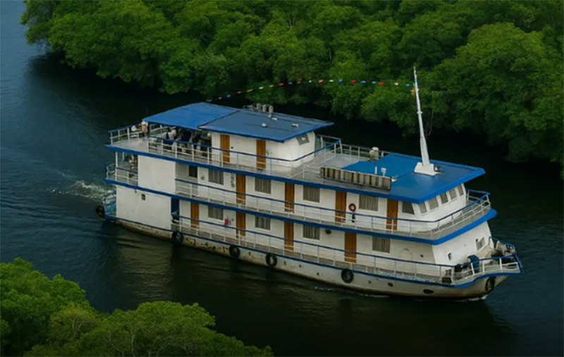 Barco Iaraçu navega pelo Rio Amazonas com cientistas do Brasil e da França (Foto: Capes/Divulgação)