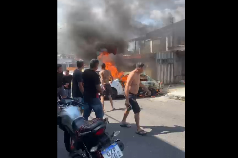 Moradores puxaram o carro em chamas para a rua para retirar eletricista de corredor da casa (Imagem: WhatsApp/Reprodução)