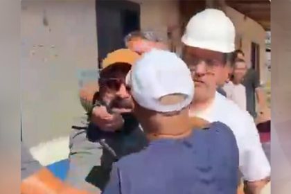 Momento em que o prefeito Antônio Paulo Furlan agride cinegrafista (Imagem: YouTube/Reprodução)